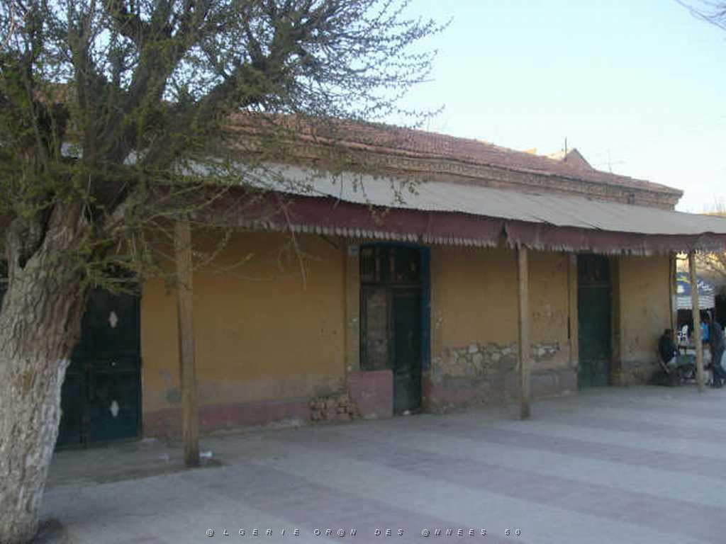 IMGP4079 voila ce qui reste de du cafe a gauche de l epicerie de la gare qui etait a mon pere.jpg
